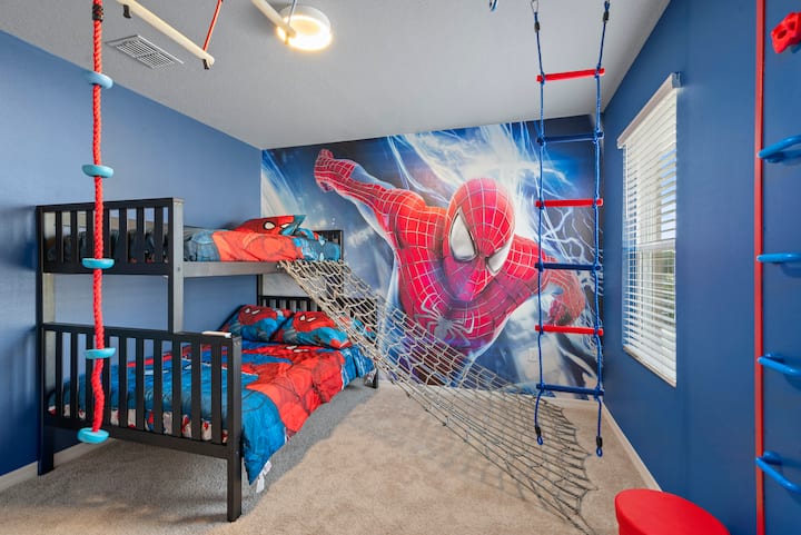 Popnite se na ovu sobu s Spider-Manom! Ova uronjena soba s paukom izgrađena je za superjunake. To je vaša vlastita teretana za testiranje svojih vještina!

Ako se želite popeti skroz do vrha, tu je čak i zid za penjanje!