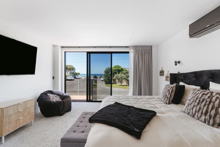 Velika glavna spavaća soba s pogledom na ocean.  Ova soba ima bračni krevet (180x200), kupaonicu s 2 dvostruke glave za tuširanje, pametni TV od 65 inča i klima-uređaj.  Ova se spavaća soba nalazi na srednjoj razini pored kuhinje i blagovaonice