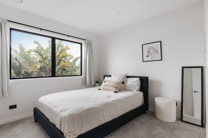 Spavaća soba 3 - bračni krevet (širine 150-179 cm) na srednjoj razini