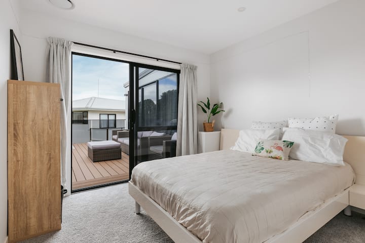 Spavaća soba 2 na srednjoj razini koja vodi do vanjske terase.  Bračni krevet (širine 150-179 cm)