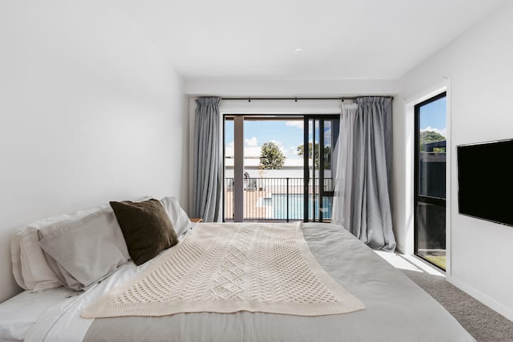 Spavaća soba na nižoj razini koja je glavna spavaća soba u bakinom stanu.  Otvara se prema bazenu.  Ova spavaća soba ima vlastitu kupaonicu kojoj se također može pristupiti iz salona s bakom.  Bračni krevet (160x200)