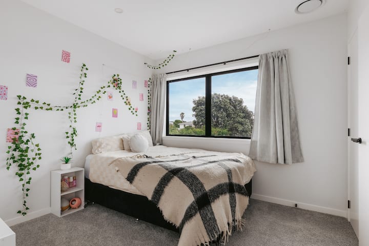 4. spavaća soba - bračni krevet (širine 125-179 cm) na srednjoj razini