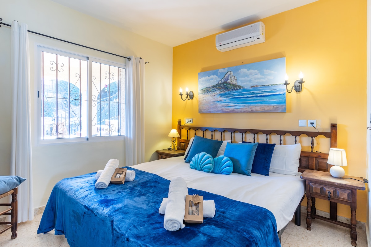 חדר שינה ראשון בקומה הראשונה עם מיזוג אוויר, מלתחה ונוף לים. כולל מגבות, סדינים ומוצרי מקלחת לאורחים.