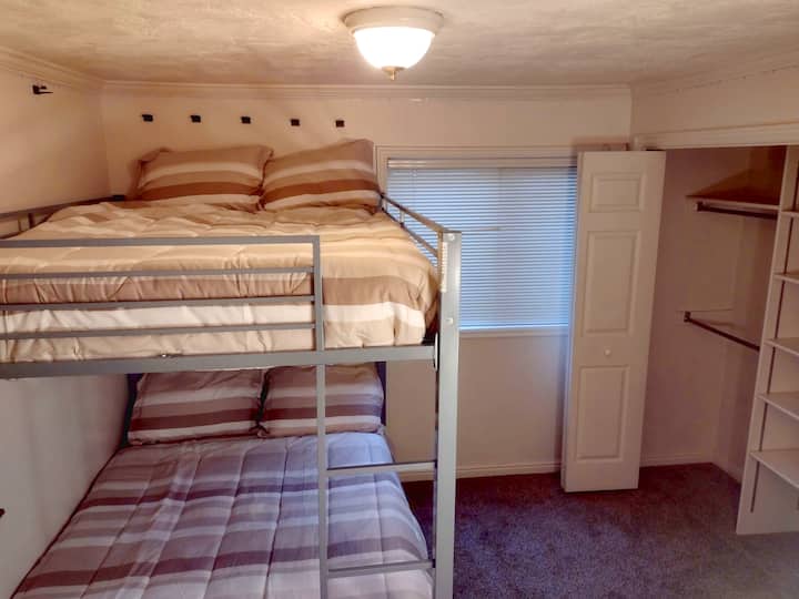 Krevate dopio/me dyshek të plotë në një dhomë të rehatshme me dritare me dritë natyrale.