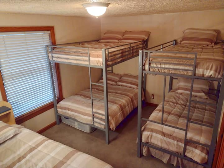 Dhomë për të gjithë në Cousins Bunk Room me krevate dopio/me madhësi të plotë, loft twin, dy binjakë të tjerë...