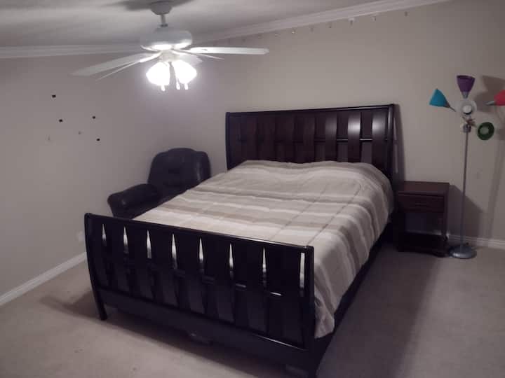 Suita kryesore e përkryer për gjyshen dhe gjyshin ose pritës korporatash.