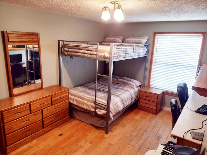 Hapësirë për më shumë familje në zyrën që ka gjithashtu hapësirë pune me monitorë dhe madje edhe një piano elektrike.