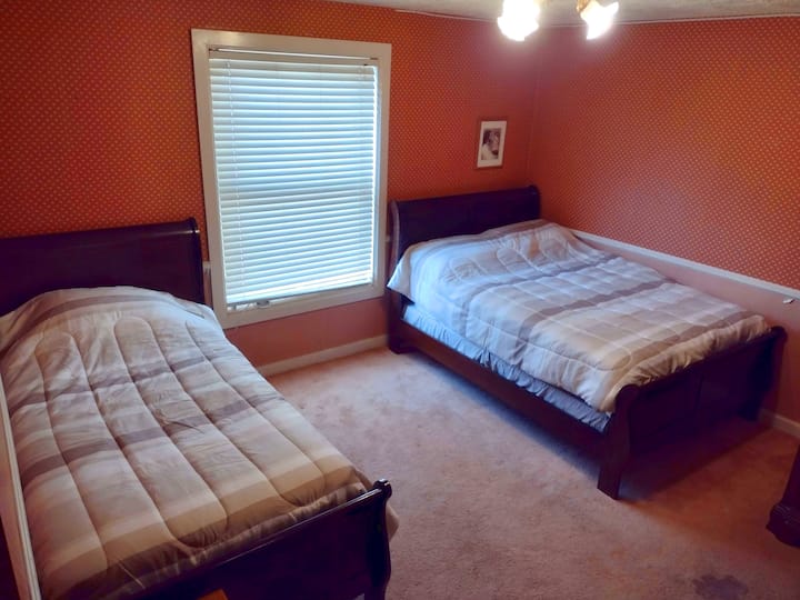 Përputhja e krevateve dopio dhe dopio (dhoma është shumë e shijshme për fjetje të ftohta)