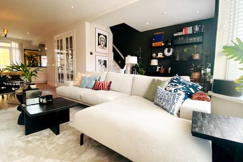 Popular Airbnb listing: Spacious two-floor apartment w/ sunny roof terrace in Hoofddorppleinbuurt