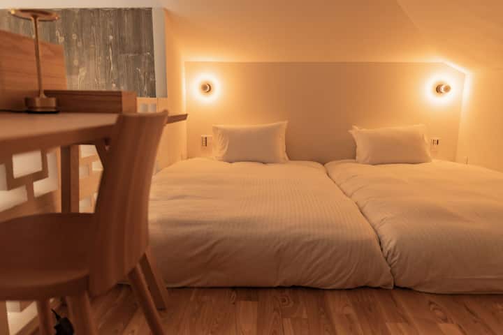 [לופט]
הלופט הוא חדר שינה.
הגג נמוך, אבל אפשר להרגיש את "הרוגע" שלא ניתן לבטא כבסיס סודי.
יש לי גם שולחן וכיסאות, אז זה מקום שבו אני יכול לכתוב זיכרונות מהטיול שלי לפני העבודה או המנוחה.