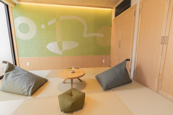 חדר בסגנון יפני (חדר טטאמי)
זה חלל רגוע עם אמנות נייר יפנית על הקירות.
אנו נספק לכם כריות חרוזים וכריות ריחניות, כך שזה חלל שירפא את העייפות של הנסיעה שלכם.
ניתן להניח פוטונים עד שלושה אנשים, ודלת הזזה עשויה מבמבוק יכולה להיות מאובטחת בפרטיות, מה שהופך אותה למתאימה לחברים ולשהייה אצל 2 או 3 משקי בית.