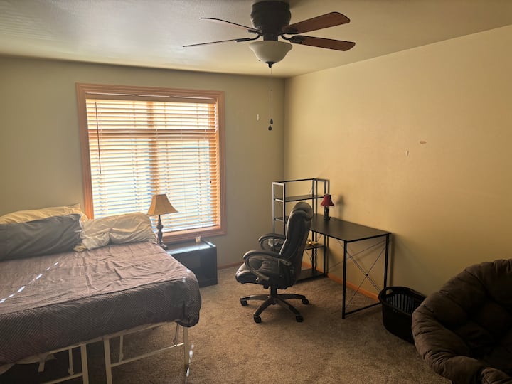 Nice Comfortable Bedroom Shared Bathroom - Billings, MT