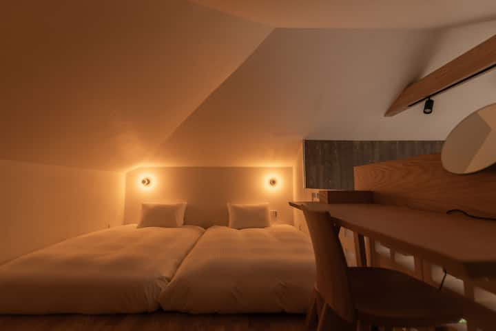 [Loft]
La parte del loft es un dormitorio.
El techo es bajo, pero puedes sentir la “calma” que no se puede expresar como base secreta.
También tengo un escritorio y sillas, por lo que es un espacio donde puedo escribir recuerdos de mi viaje antes del trabajo o descansar.