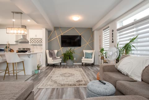 Spacious Chic 3BR Woodstock Upper Unit | Sleeps 6