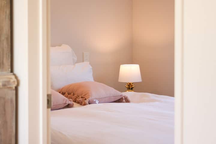 Спалната соба 3 ја овозможува опцијата за конфигурација на постелнина од 2 пати единечен кревет (широк 150-179 см) или 1x брачен кревет (широк 180-179 см Наведете кога резервирате. 