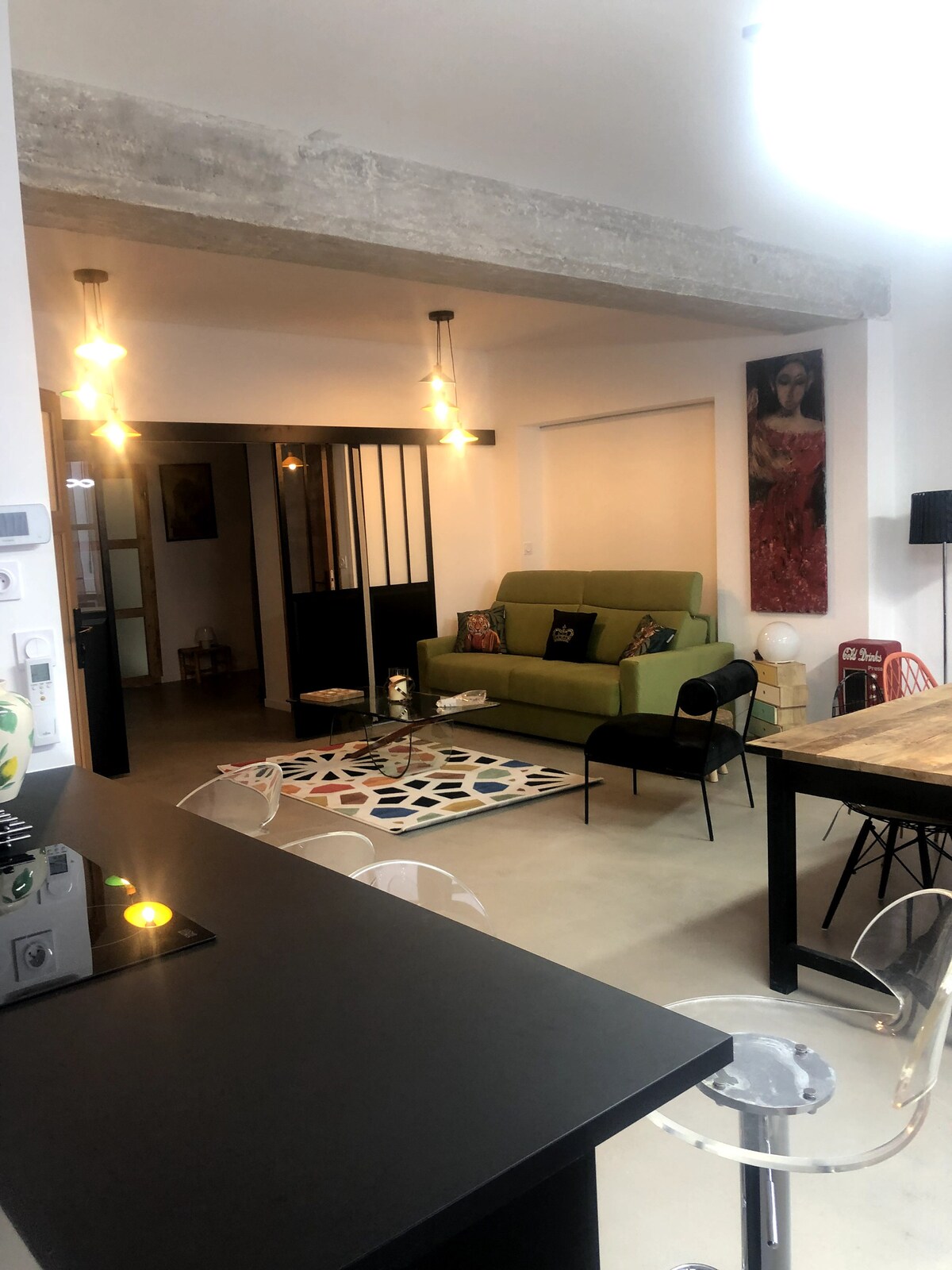 Მისაღები ოთახის ხედი… ცენტრალური კუნძულის მცირე ნაწილი 4 მაღალი განავალით, სასადილო მაგიდით და 8 სკამით, გასაშლელი დივანი ( ძალიან კომფორტული) და საძინებლისკენ მიმავალი ღიობი (თქვენი სურვილისამებრ) სასრიალო კალაპოტით. ..