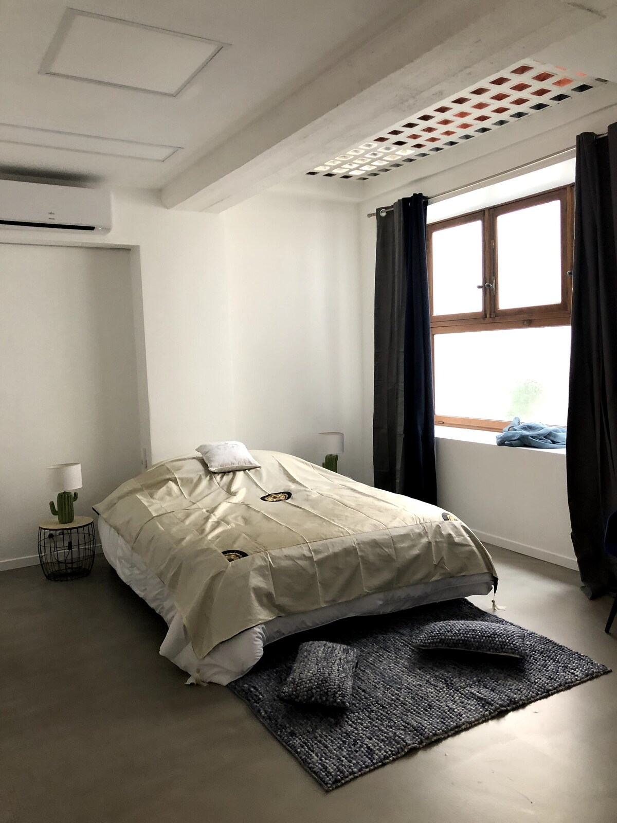 Chambre de l 'Atelier. Სააბაზანო, შესანახი კომოდი, გარდერობი , სამუშაო მაგიდის სივრცე. 30 მ2 დაახლ.  