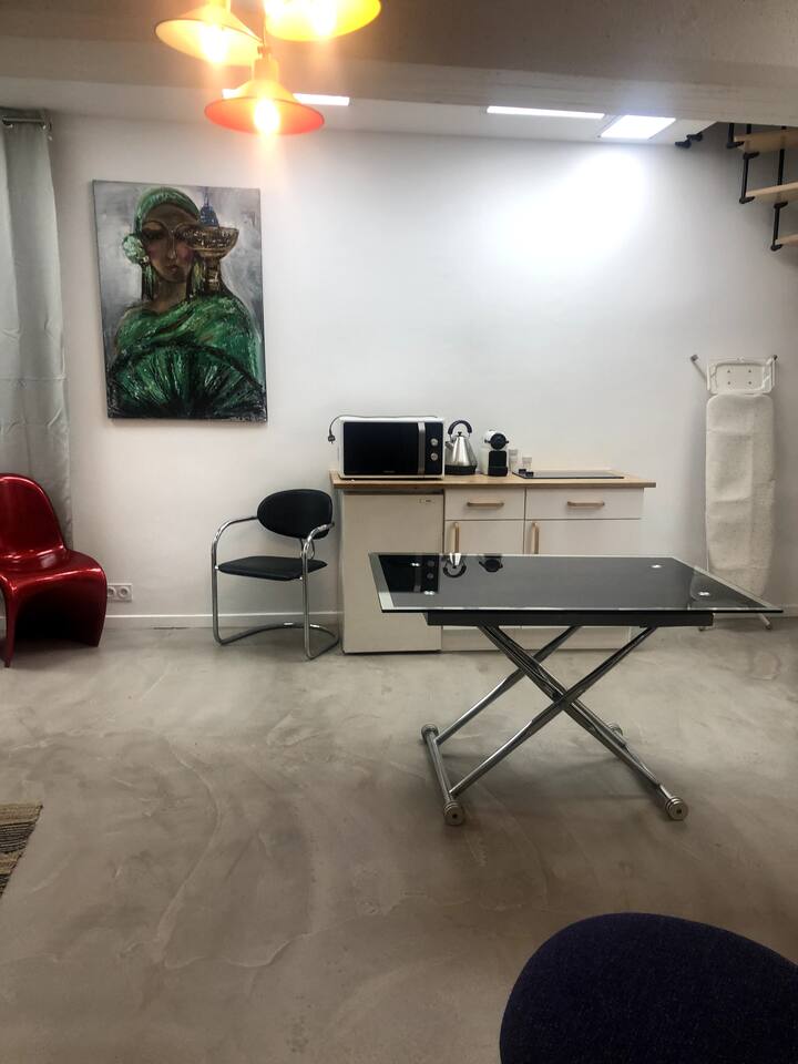 מטבחון ופינת אוכל מחדר הסטודיו Atelier Doux.