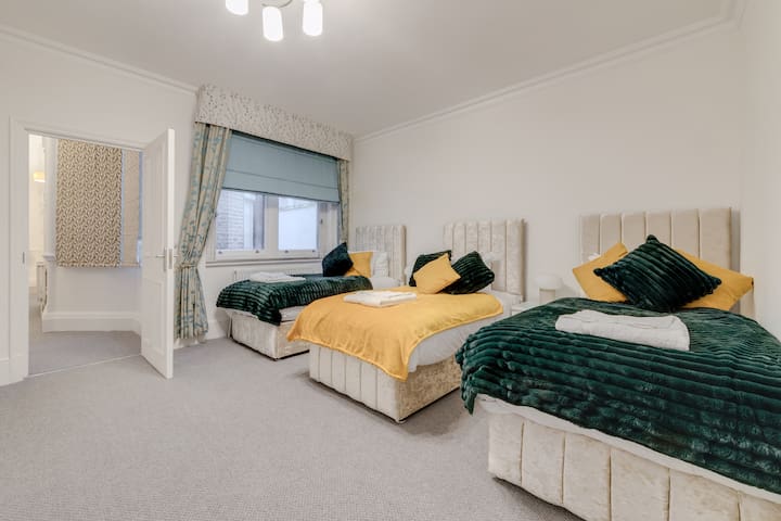 Stylish 3 Bedroom Luxury Apartment in Harley St 3H gallery image 2