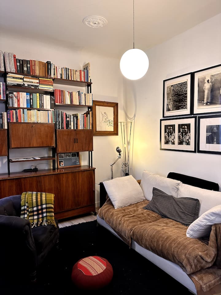 Ein warmes und gemütliches Wohnzimmer zum Entspannen, Lesen, Fernsehen