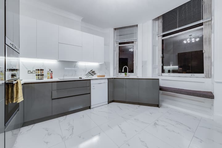 Luxury London 3-Bedroom Duplex with Pool Table 4H gallery image 4