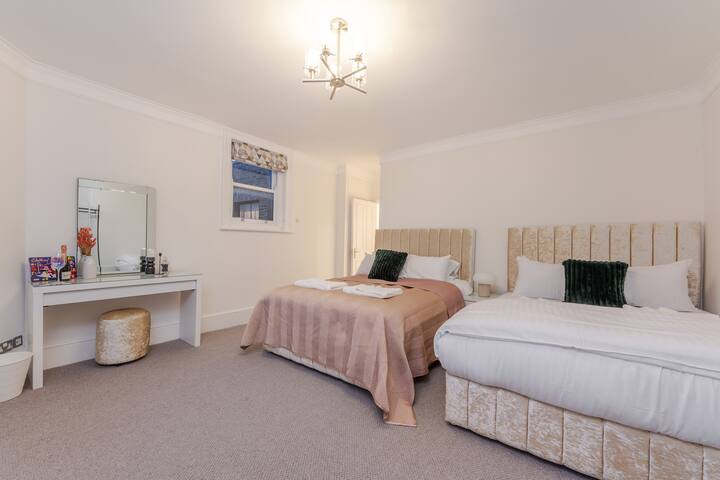 Modern London Luxury 3Bed 3Bath Retreat 6HS gallery image 4