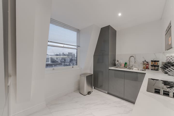 City Chic: 3 Bedroom, 2 Bathroom Luxury Living 7HS gallery image 4