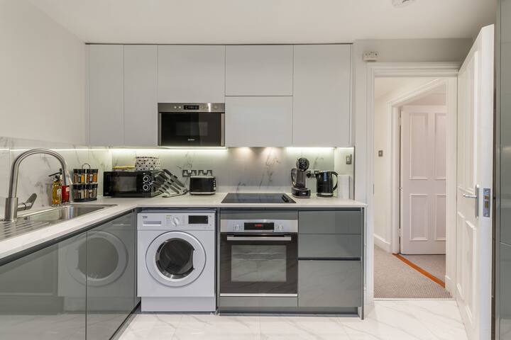 City Chic: 3 Bedroom, 2 Bathroom Luxury Living 7HS gallery image 5