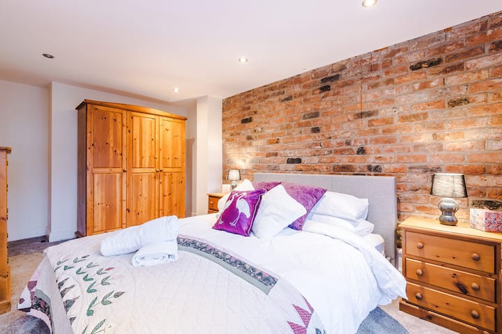 Belvedere House, Hassall Green - домакин и престой