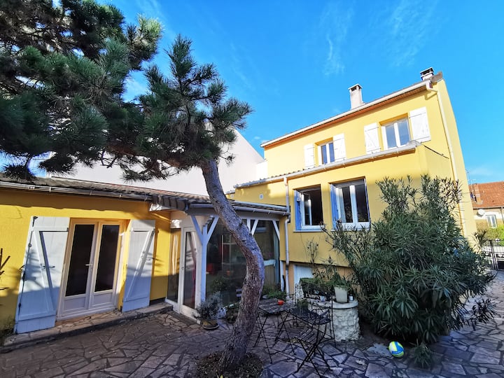 Charmante Maison Avec Jardin - Paris