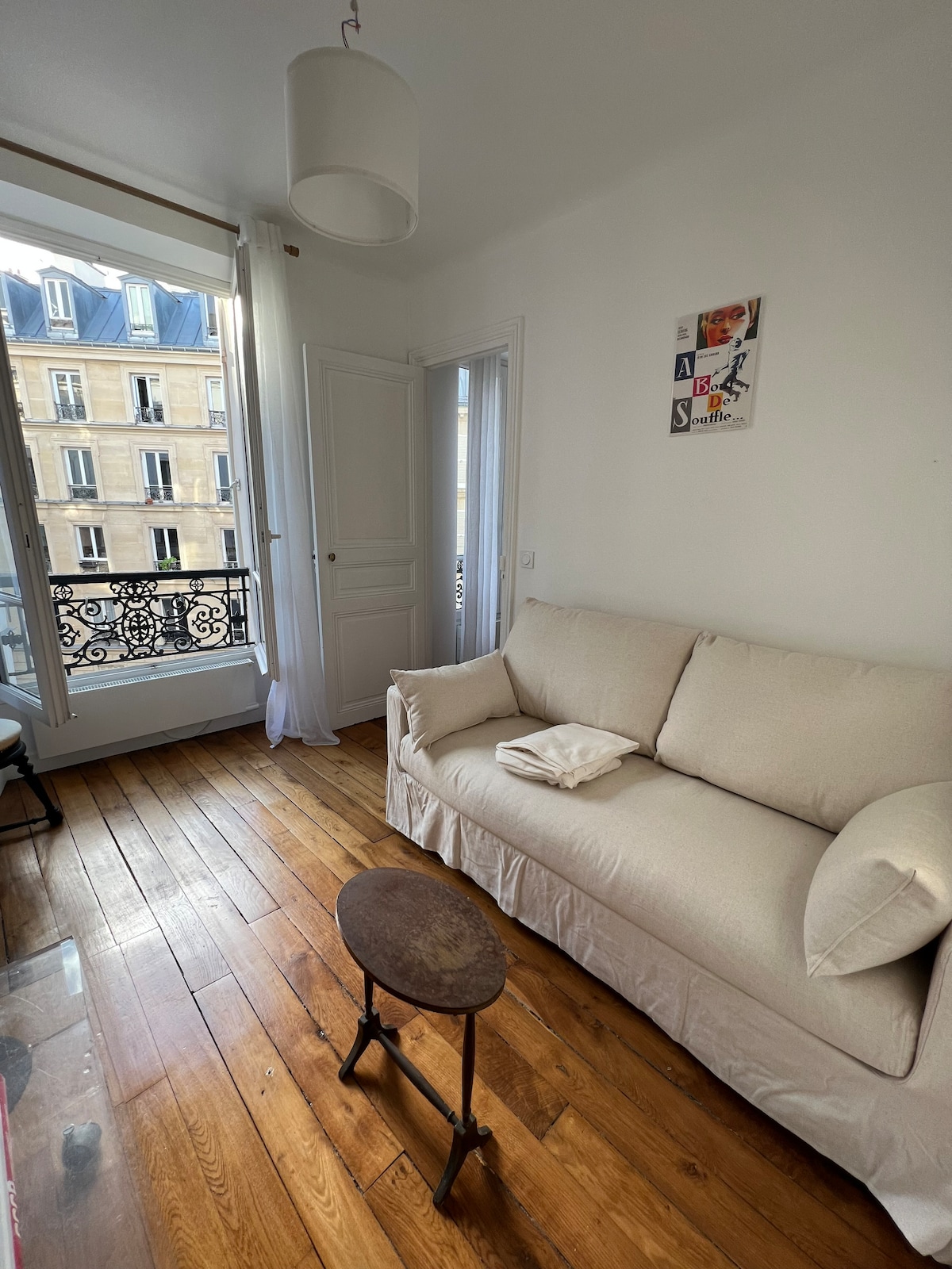 sofá cama con colchón muy cómodo, mesa de café, mueble de televisión, espacio muy luminoso, techo alto