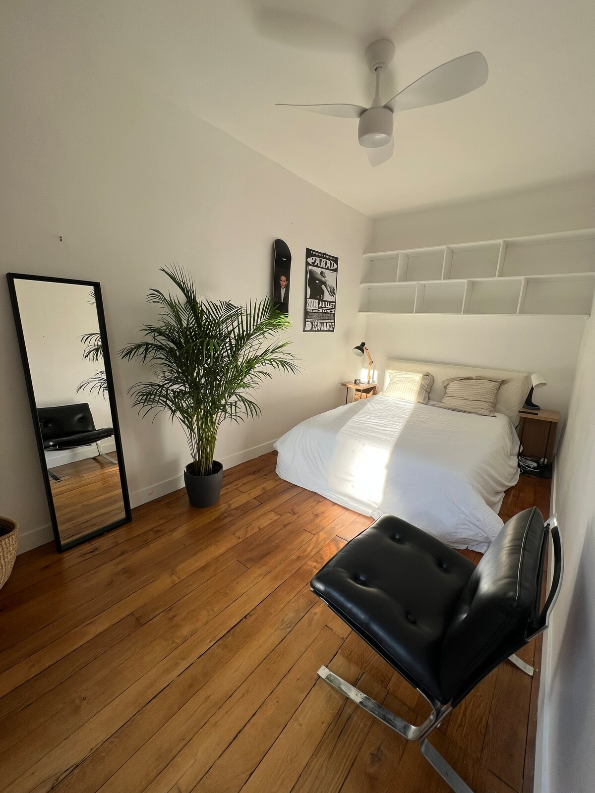 Cama de matrimonio, cómodo sillón de cuero, gran espejo, planta verde, habitación muy luminosa, muchos espacios de almacenamiento. Hay un ventilador de techo que es muy agradable en verano, es muy silencioso. 