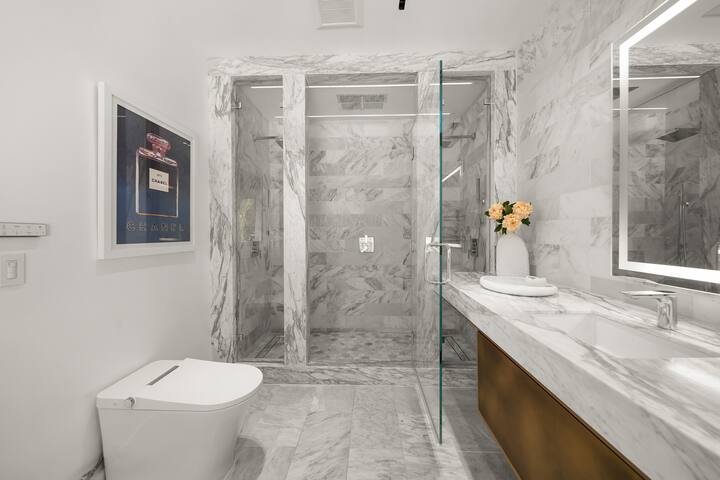 Stylish Retreat Near Iconic Sunset Blvd gallery image 2