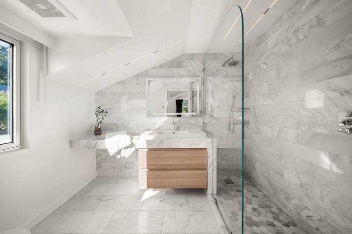 Stylish Retreat Near Iconic Sunset Blvd gallery image 4