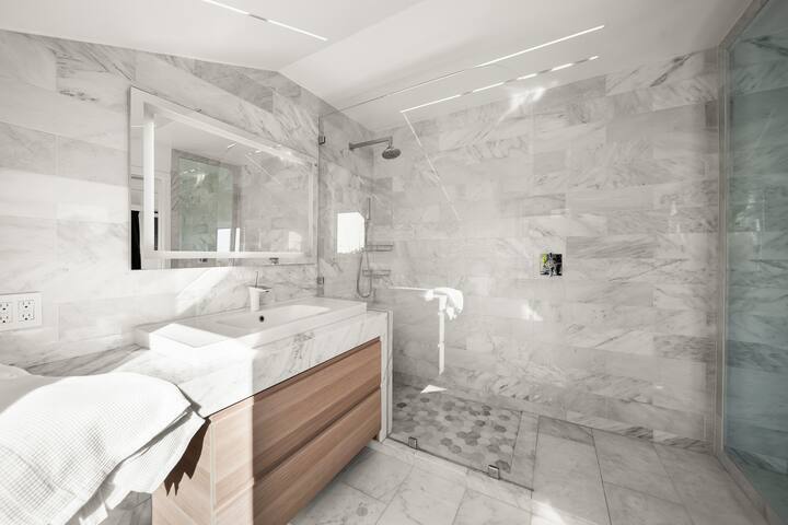 Stylish Retreat Near Iconic Sunset Blvd gallery image 5