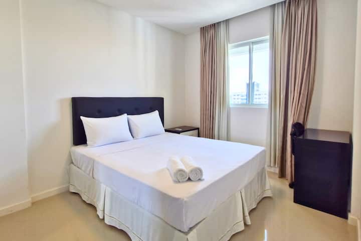 Suite con cama doble, aire acondicionado dividido, armario, persianas opacas y escritorio