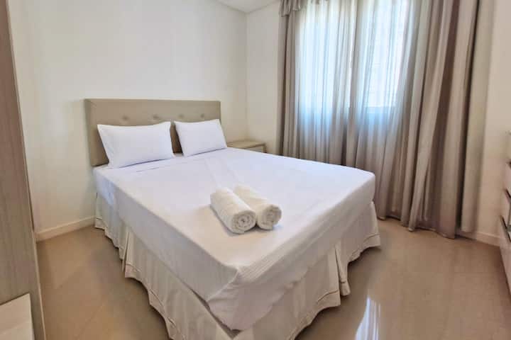 Suite con cama de caja doble, aire acondicionado dividido, armario y persianas opacas