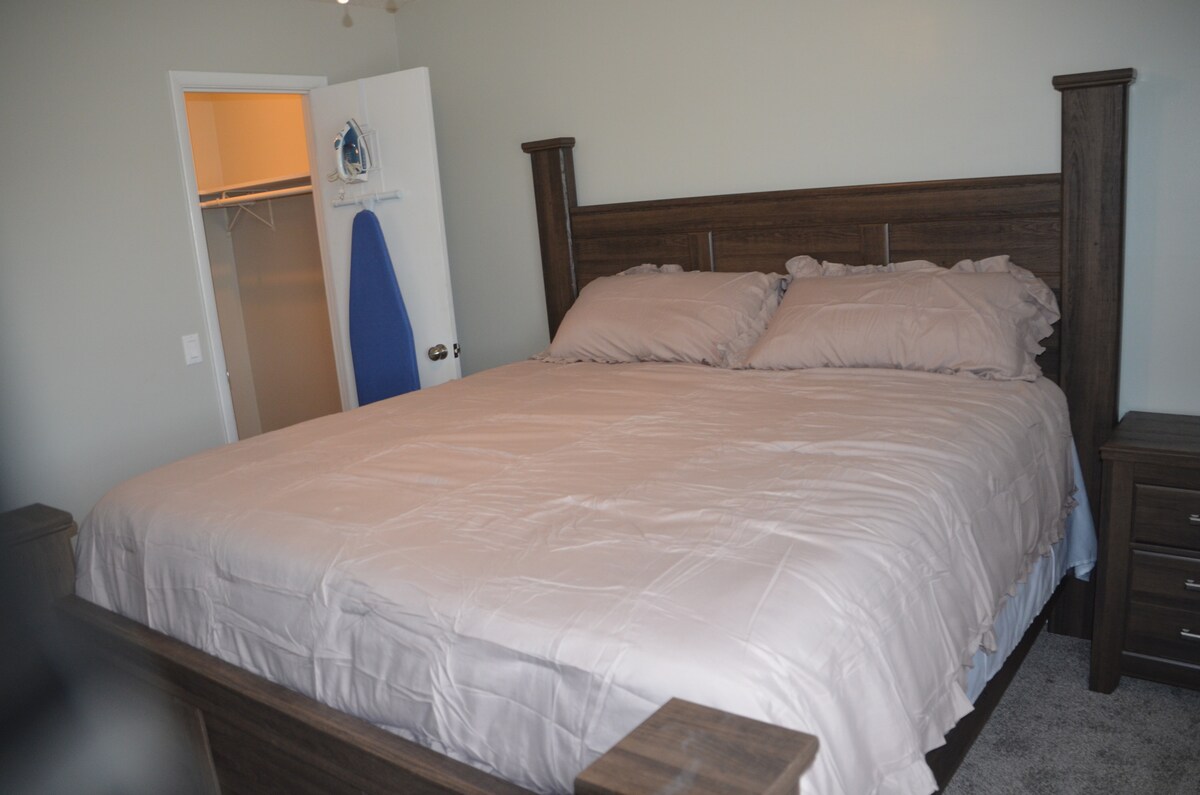 Მთავარი საძინებელი დიდი საწოლით, 55"-იანი სმარტ-ტელევიზორით და დიდი კარადით