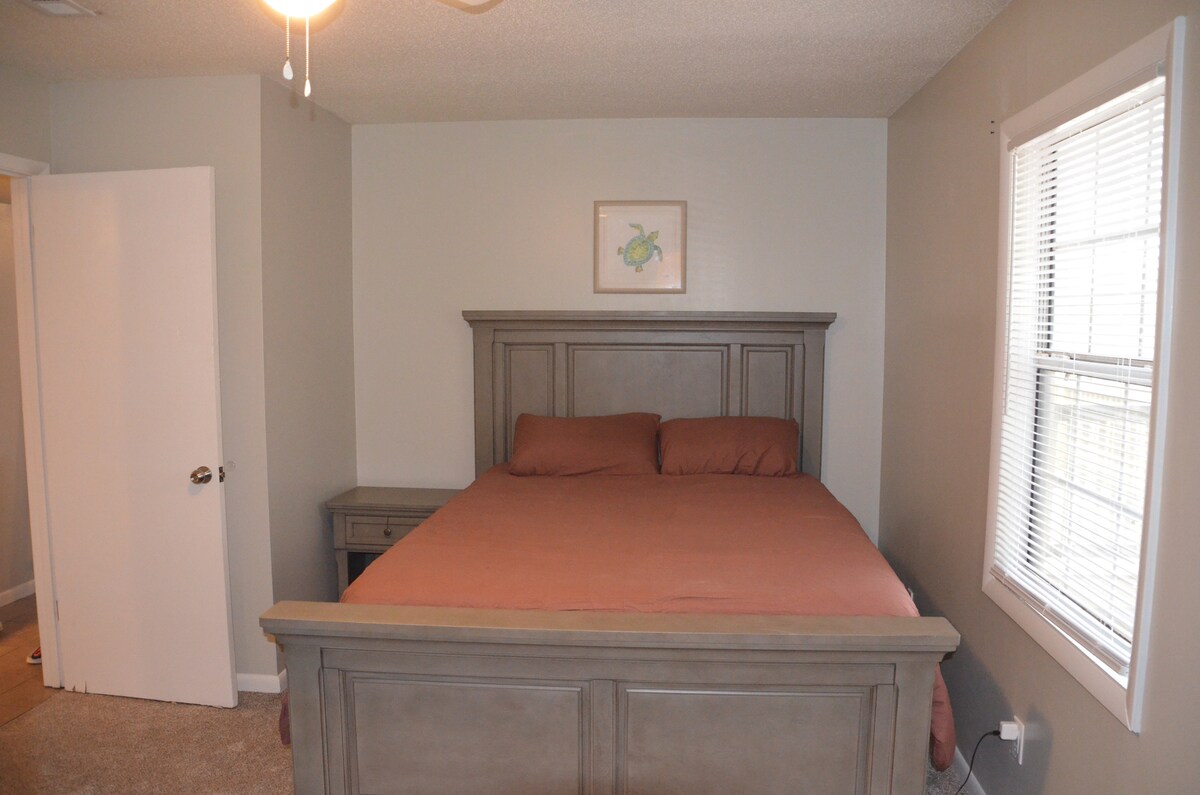 Მეორე საძინებელი ორადგილიანი საწოლით და დიდი კარადათი