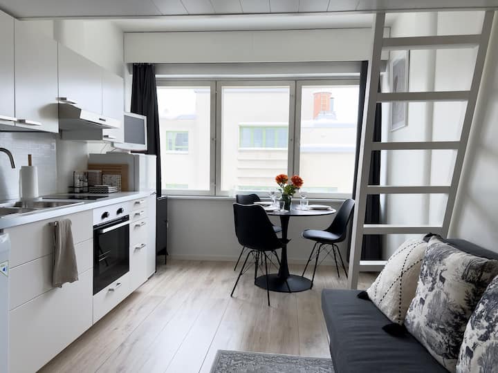 По еден ден во градот, убаво е да се опуштите и да испиете чаша вино во удобна дневна соба.