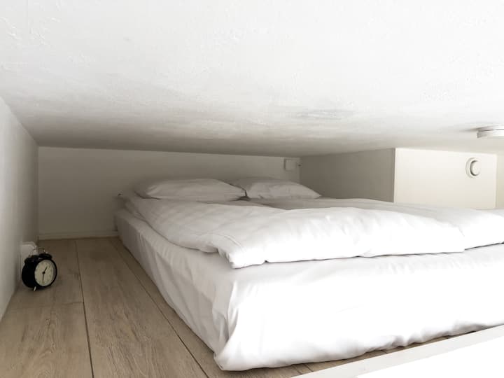 Обезбедивме чиста крпа за секој гостин, како и постелнина. Добриот сон е загарантиран со меки и удобни кревети.