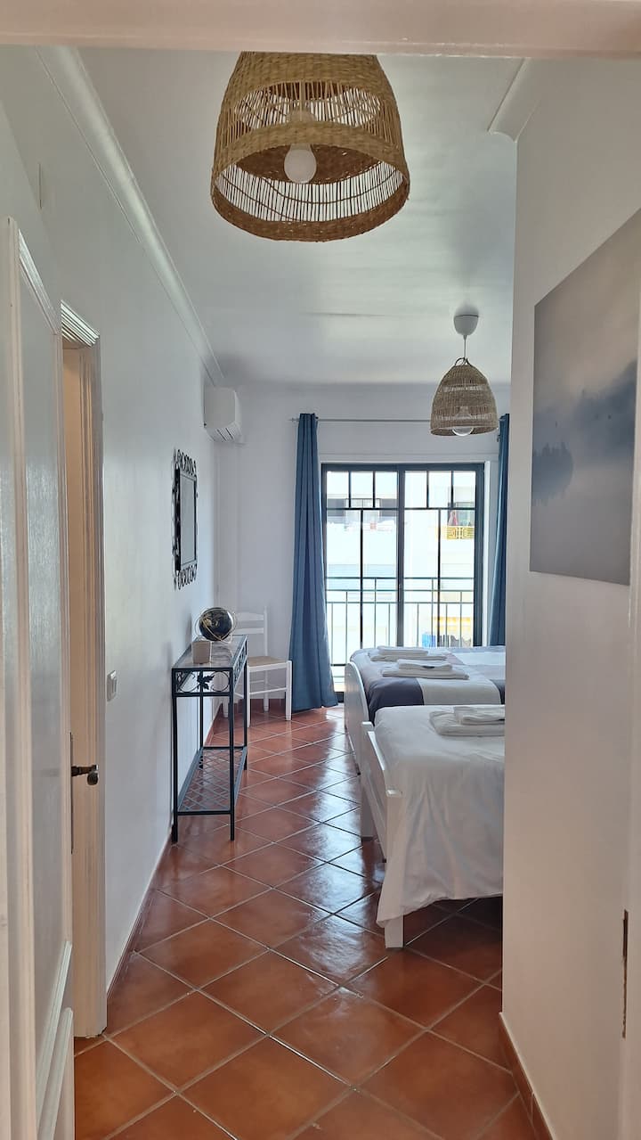 Dormitorio 3 - Suite: 1 doble, 1 individual, 1 baño, armario, balcón.