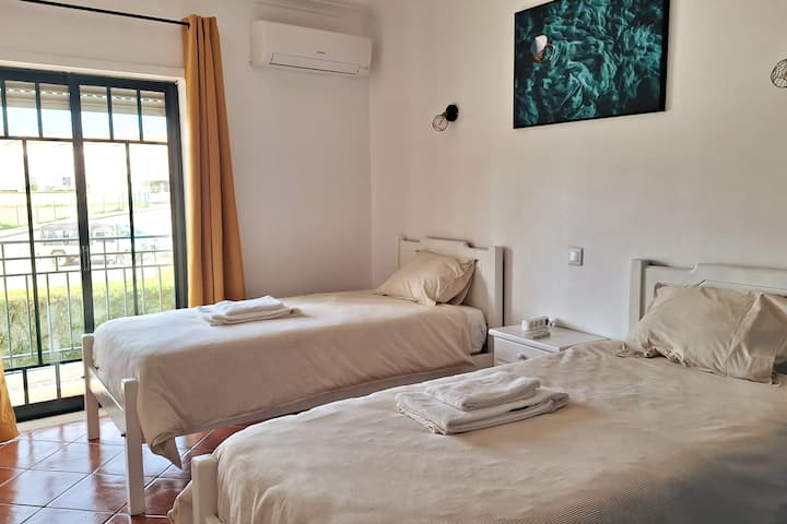 Dormitorio 3, 2 individuales, armario, balcón.