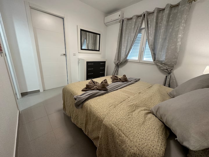 Საძინებელი # 3
6 სტუმრით დასაჯავშნად 

Ყველა საძინებელი კონდიციონერით გათბობისა და გაგრილებისთვის 