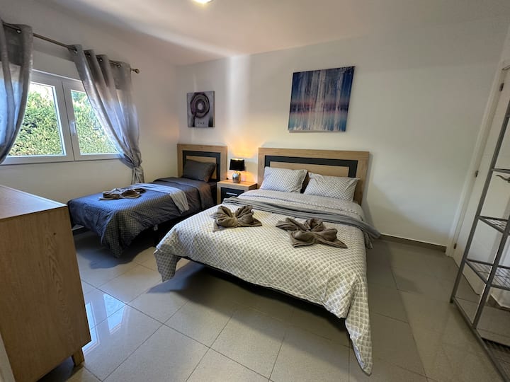 Საძინებელი # 2,
რომელიც ბაღს გადაჰყურებს 