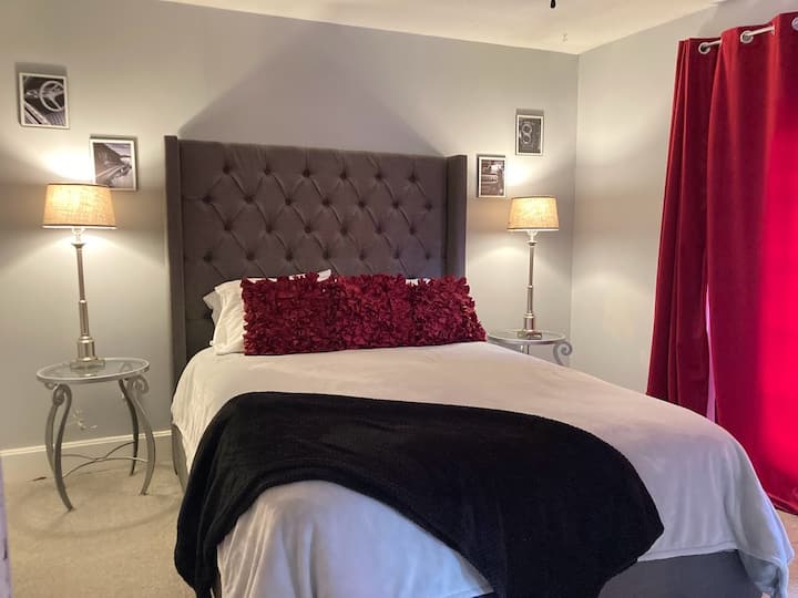 חדר שינה 2 - חדר שינה ראשי עם חדר רחצה ושירותים פרטי