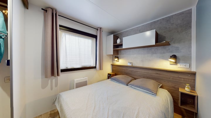 Habitación principal con cama de 140x190 y gran vestidor con lavadora. Ventana con vistas al Ródano