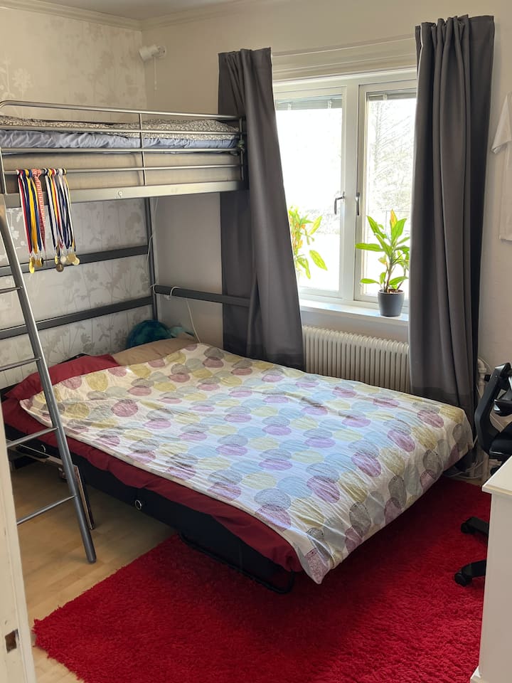 Dormitorio en planta alta. Teóricamente tres personas podrían caber aquí, pero sería más cómodo para una o dos!