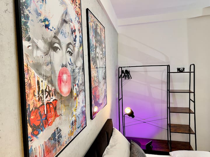 פוסטר מעל המיטה