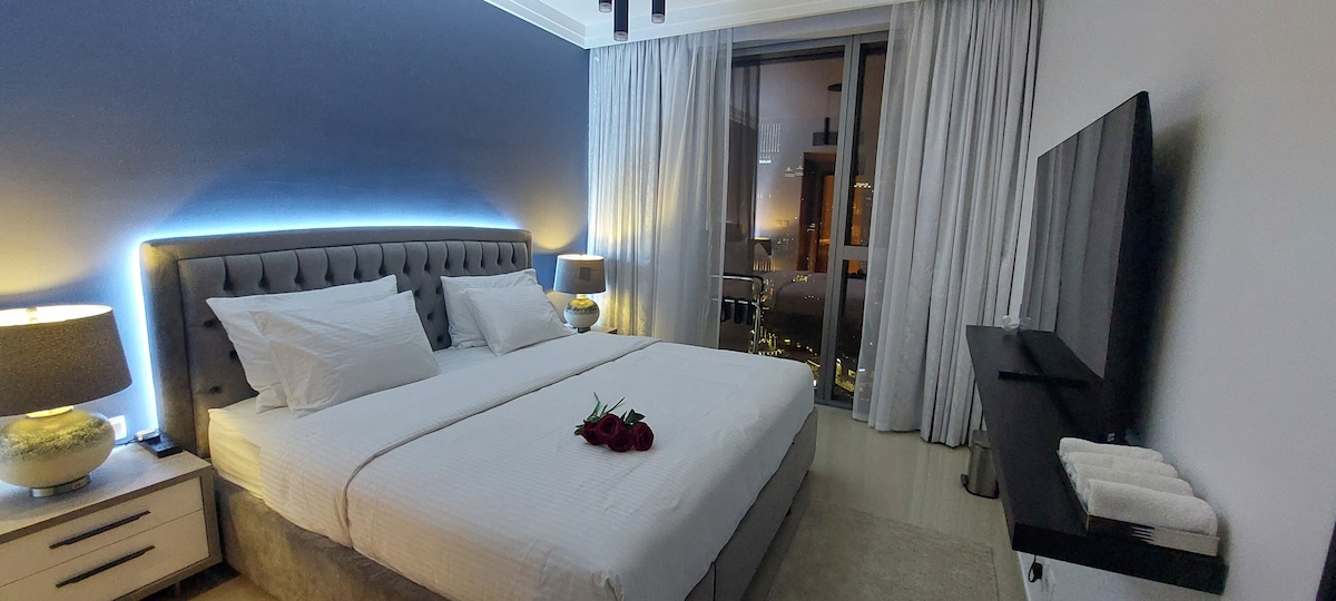 Chumba bora cha kulala chenye ukubwa wa Super King (200cm X 200cm jel iliyojaa kitanda baridi). Chumba cha kulala kilicho na kabati na chumba cha kulala ( choo kilichoambatishwa na beseni la maji moto na mchemraba wa bafu la kioo)